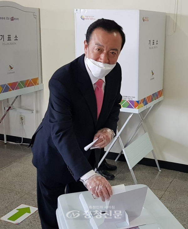통합당 엄태영 후보가 영서동 사전투표소를 찾아 투표를 하고 있다. (사진=엄태영 후보 선거사무실 제공)