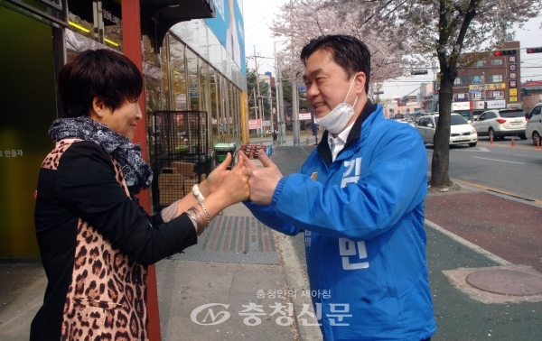 더불어민주당 논산·계룡·금산 김종민 국회의원 후보가 논산 시민로 길거리에서 여성 지지자를 만나 두 주먹을 맞대며 1번 가리키며 지지를 호소했다. (사진=최병준 기자)