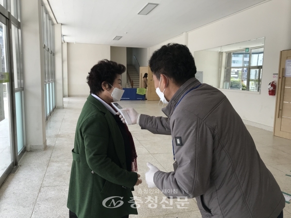 제21대 국회의원을 뽑는 선거일인 15일 대전 중구 용두동 제1투표소인 서대전초등학교 체육관을 찾은 유권자의 체온을 확인하고 있다.(사진=한유영 기자)