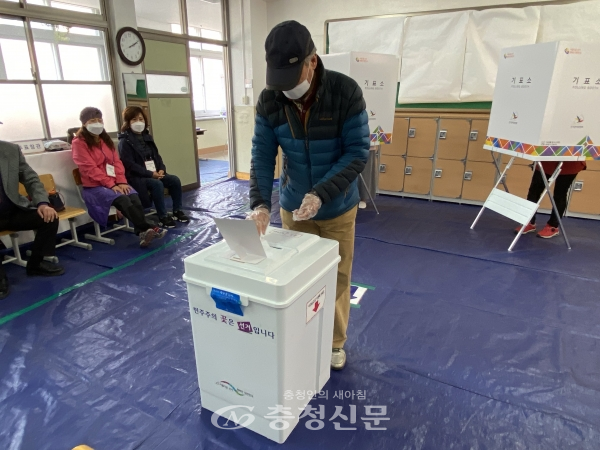 제21대 국회의원을 뽑는 선거일인 15일 대전 중구 용두동 본투표소인 서대전초등학교에서 한 시민이 소중한 한 표를 행사하고 있다.(사진=황아현 기자)
