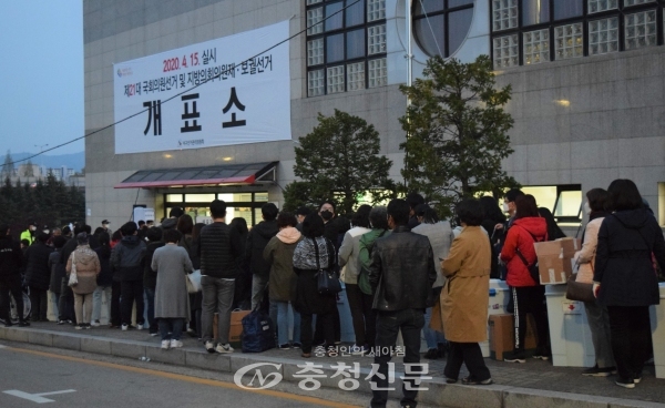 제21대 국회의원선거 투표가 종료된 15일 오후 7시 대전 서구 괴정동 KT 인재개발원에 설치된 개표소에 도착한 투표함이 개표장 입장을 대기하고 있다.(사진=황아현 기자)