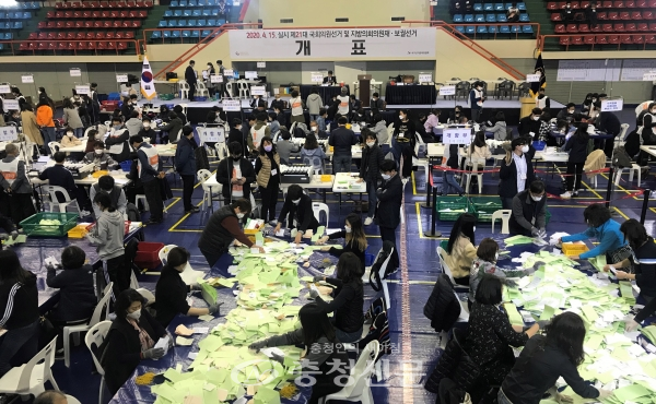 제21대 국회의원선거 투표가 종료된 15일 오후 대전 서구 괴정동 KT 인재개발원에서 개표가 진행되고 있다.(사진=한유영 기자)