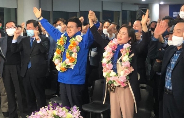 대전 중구에서 당선된 민주당 황운하 후보가 당선확정 직후 꽃다발을 걸고 환호하고 있다.