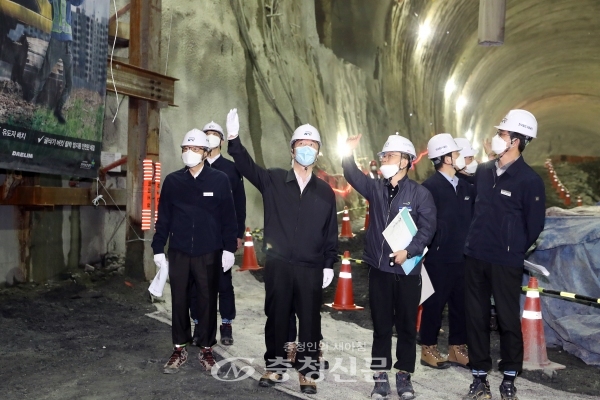 김상균(왼쪽 세번째) 철도시설공단 이사장이 삼성-동탄 광역급행철도 건설현장을 방문해 안전 점검을 하고있다. (사진=한국철도시설공단 제공)
