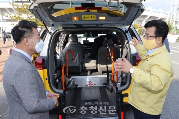 허태정 대전시장이 23일 중구 대전교통약자이동지원센터를 방문해 장애인 이동 지원차량을 살펴보고 있다.(사진=대전시 제공)