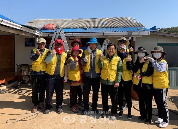 지난 24일 안면읍 창기1리의 한 독거노인 가구를 찾아 지붕수리 봉사활동을 펼치고 있는 ‘안면읍 사랑과 희망의 집수리봉사단’ 모습.