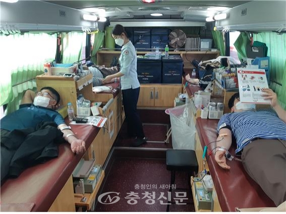 27일 SKC hi-tech 마케팅 직원들이 찾아가는 헌혈 차량을 이용해 단체헌혈을 하고있다. (사진=대한적십자사 대전세종충남혈액원 제공)
