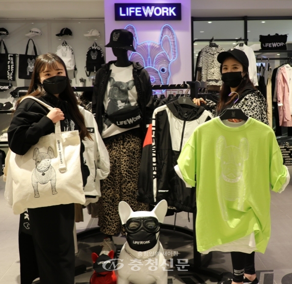 롯데백화점 대전점 직원들이 8층 라이프워크 매장에서 인기 아이템인 '라독' 시리즈를 선보이고 있다. (사진=롯데쇼핑 제공)