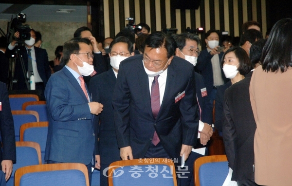 국회에서 28일 열린 미래통합당 21대 당선인 총회에 정진석 의원이 참석한 당선인들과 인사하고 있다. (사진=최병준 기자)