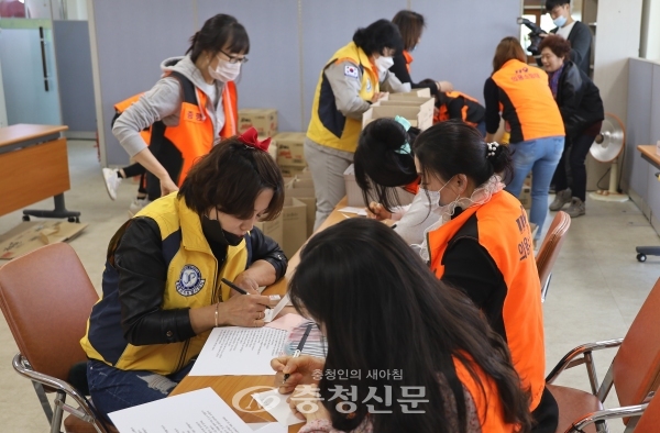 증평군자원봉사종합센터 봉사자들이 응원키트에 담을 손편지를 정성껏 적고 있다. (사진=김정기 기자)