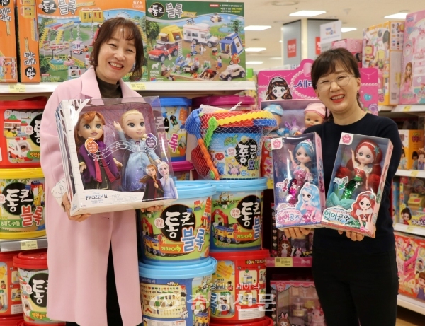 롯데마트 노은점 직원들이 어린이날 선물로 적합한 실속 있는 장난감 선물세트를 선보이고 있다. (사진=롯데쇼핑 제공)