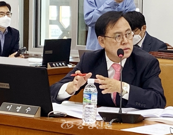 국회 보건복지위원회 28일 열린 전체회의에서 이명수 의원이 박능후 보건복지부 장관에게 질의를 하고 있다. (사진=최병준 기자)