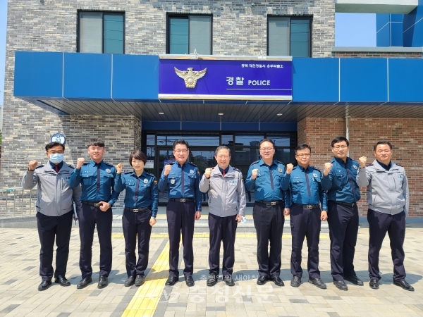 제천경찰서 용두파출소 직원들이 화이팅하고 있다. (사진=제천경찰서 제공)