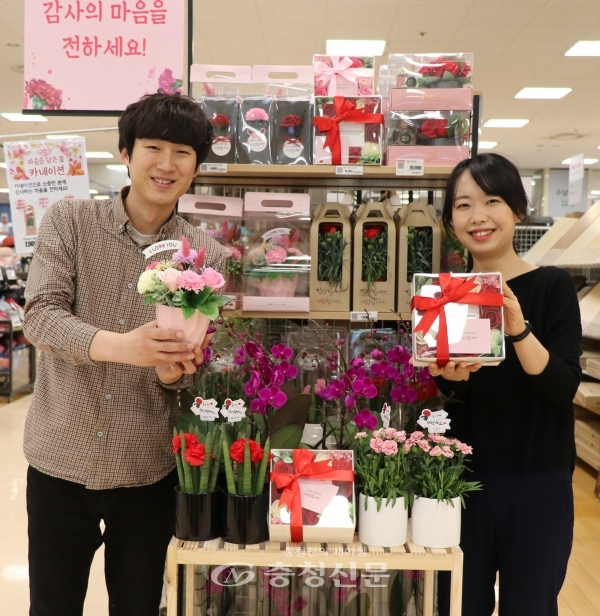 롯데마트 직원들이 5월 감사의 달을 맞아 선물용 꽃을 선보이고 있다. (사진=롯데쇼핑 제공)