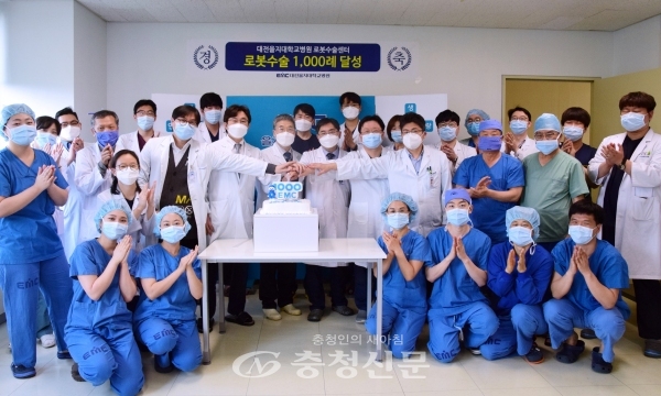 6일 김하용 원장과 로봇수술센터 의료진 및 관계자들이 로봇수술 1000례 달성을 자축하고 있다.(사진=을지대병원 제공)
