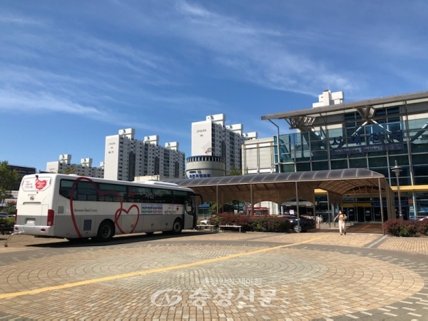 8일 대한적십자사 대전세종충남혈액원이 한국철도공사와 대전역 인근에서 4대의 헌혈버스를 통한 단체헌혈을 실시했다. (사진=대한적십자사 대전세종충남혈액원 제공)