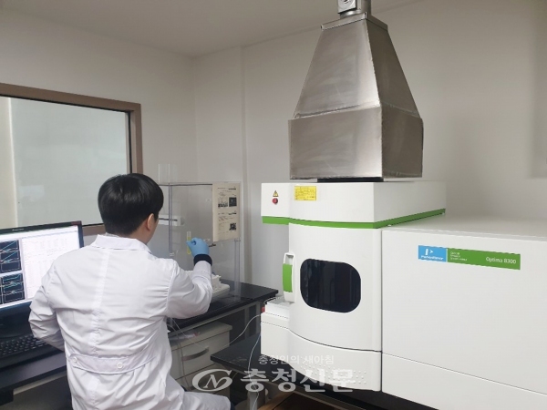 한국조폐공사 귀금속제품 품질인증 담당 직원이 ICP장비를 이용해 금의 순도를 분석하고 있다. (사진=한국조폐공사 제공)