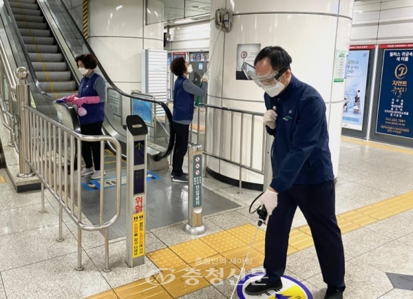 대전도시철도 대전역 직원들이 역사 소독 및 청소를 실시하고 있다.(사진=대전도시철도 제공)