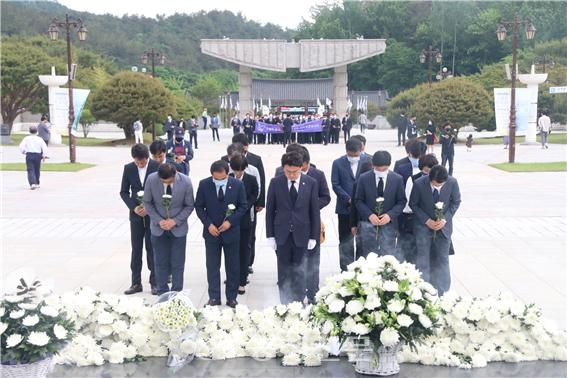 더불어민주당 대전 중구 황운하 국회의원 당선인 및 시·구의원, 핵심당직자들이 18일 광주 국립 518민주묘역을 참배하고 있다.