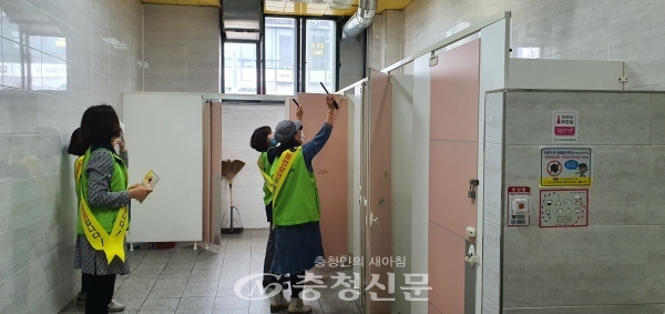 20일 진천군은 경찰서, 군 여성단체협의회와 함께 진천읍 일원에서 불법 촬영 카메라 합동점검을 했다. (사진=진천군 제공)