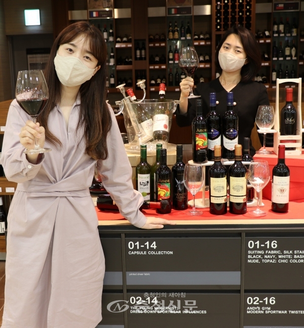 롯데백화점 대전점 직원들이 지하1층 와인매장에서 '부부의 날'에 어울리는 다양한 종류의 와인을 선보이고 있다.(사진=롯데쇼핑 제공)