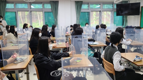 21일 등교개학을 맞은 대전전민고등학교 3학년 학생들이 책상에 아크릴판으로 된 가림막을 설치하고 아침 조회를 하고 있다. (사진=조수인 기자)