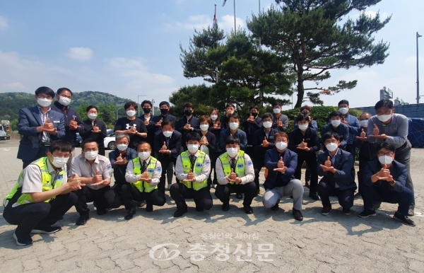 한국도로공사 천안지사 직원들이 코로나19 의료진을 향해 존경의 의미를 담은 수어 동작을 취해 보이고 있다. (사진= 한국도로공사 대전충남본부 제공)