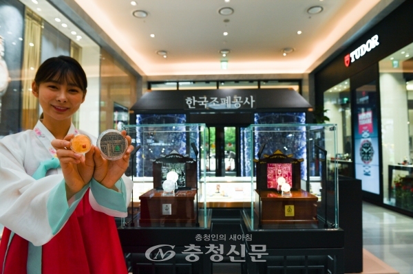 22일 현대백화점 판교점 내 한국조폐공사 팝업스토어에서 조폐공사 관계자가 경복궁 기념메달을 선보이고 있다.(사진=한국조폐공사 제공)