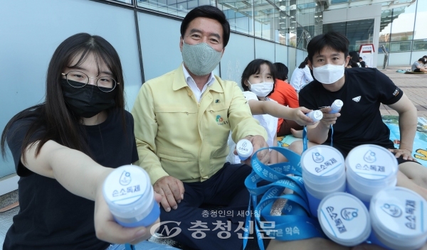 23일 황인호 구청장과 자원봉사자들이 목걸이형 손소독제를 들어보이고 있다. (사진=동구 제공)