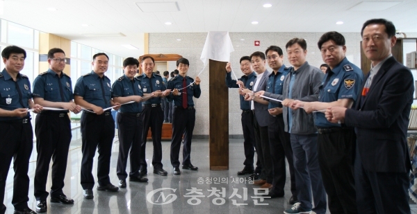 대전동부경찰서는 22일 직원과 함께 만드는 내 인생의 서재 ‘인생서점’ 개점식을 갖고 운영에 들어갔다.(사진=대전경찰청 제공)
