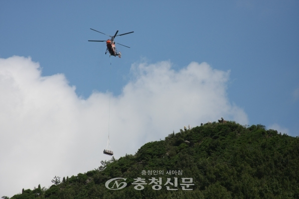 화물을 운반하는 산림청 대형헬기(KA-32) 모습. (사진=진천산림항공관리소 제공)
