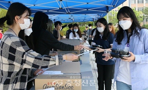 목원대 총학생회 임원들이 학생들에게 도시락과 음료를 나눠주고 있다. (사진=목원대 제공)