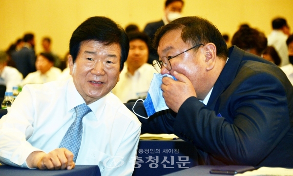 김태년 더불어민주당 원내대표와 박병석 국회의장 후보자가 대화를 나누고 있다. (사진=최병준 기자)