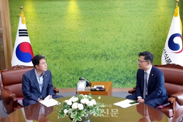 김태흠 의원이 김현수 농림축산식품부 장관을 만나 ‘판교지구 다목적 농업용수 개발사업’ 등 농업 기반시설 확충 사업의 원활한 추진을 당부했다.