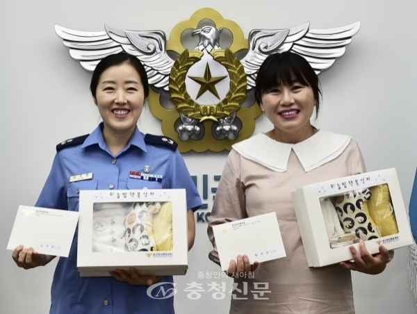 출산을 앞둔 여군과 여군무원이 공군에서 선물한 '하늘맘 행복 상자'를 받고 기뻐하고 있다. (사진=공군제공)