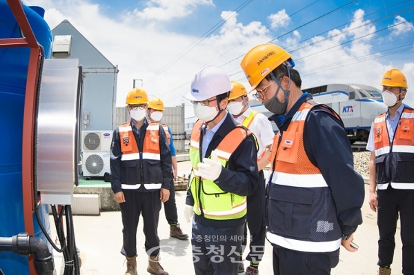 3일 손병석(가운데) 한국철도 사장이 천안아산역 인근 경부고속선로에서 살수 장치를 점검하고 있다. (사진=한국철도 제공)