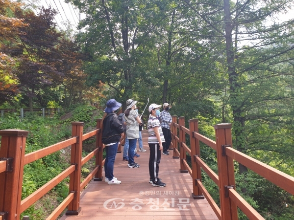증평군 좌구산 휴양림 단풍나무길에서 셀카를 찍는 관광객들 모습. (사진=증평군 제공)
