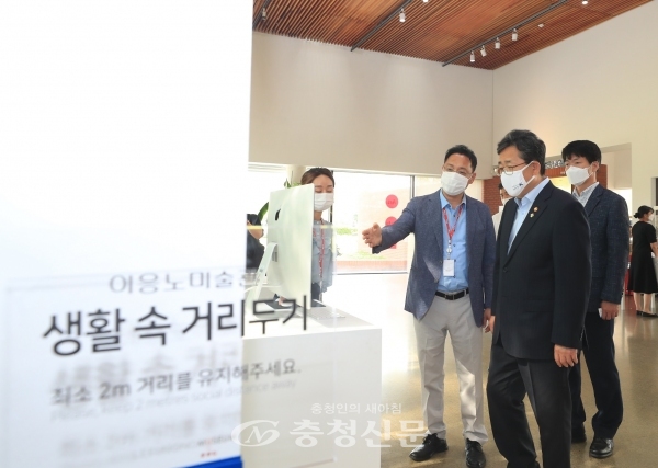 박양우 문화체육관광부 장관은 9일 대전시립미술관을 방문해 생활 속 거리두기 이행상황을 살펴보고 이것에 대하여 전시를 관람했다.(사진=대전시 제공)