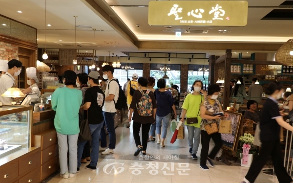 롯데백화점 대전점 1층에 위치한 성심당 시그니처 스토어에 빵을 구매하려는 고객으로 붐비고 있다. (사진=롯데쇼핑 제공)