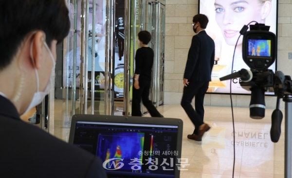 롯데백화점 대전점 직원이 1층 정문 열화상 카메라를 통해 백화점 내 출입자들의 온도를 체크하고 있다. (사진=롯데쇼핑 제공)