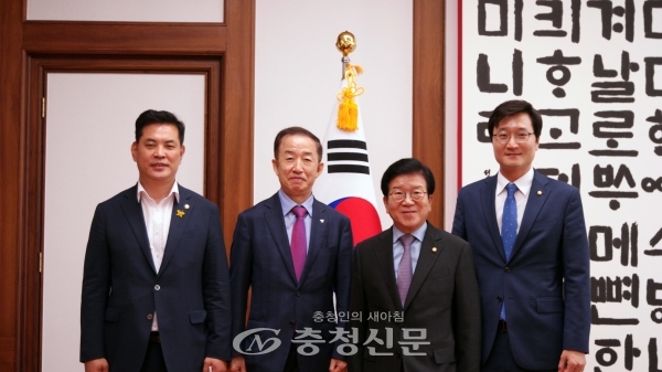 박병석 국회의장, 장철민·박영순 의원이 23일 김사열 국가균형발전위원장을 만나 대전혁신도시 지정과 공공기관 이전을 건의하였다.