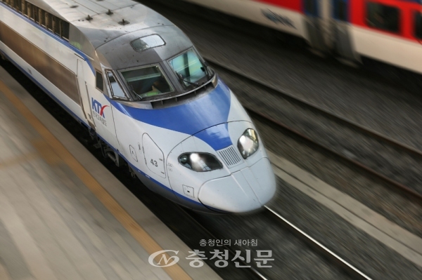 한국철도가 KTX 열차 내부 공기순환 시스템을 대폭 강화해 실내 공기를 깨끗하게 관리하고 여름철 코로나19 방역에 앞장선다 (사진=한국철도 제공)