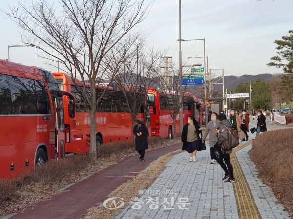 공공기관이 밀집돼있는 충북혁신도시(진천군 덕산읍)에 공공기관 셔틀버스가 모여 있다. (사진=진천군 제공)