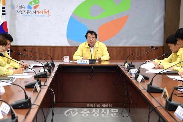 최근 개최한 확대간부회의에서 이상천 제천시장이 여름철 재해 사전대비를 철저히 해 달라고 주문하고 있다. (사진=제천시 제공)