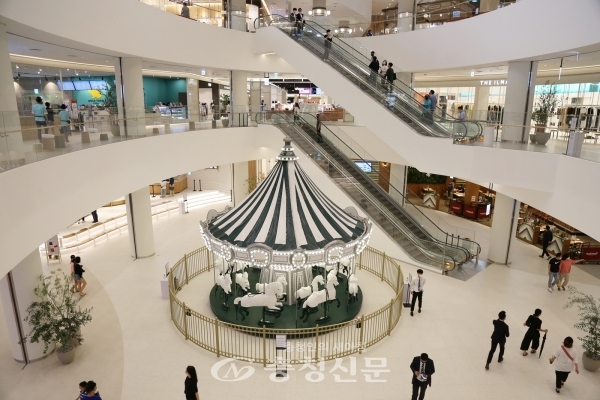 24일 대전 유성구 용산동 현대프리미엄아울렛 대전점을 방문한 고객들이 쇼핑을 즐기고 있다. (사진=최홍석 기자)