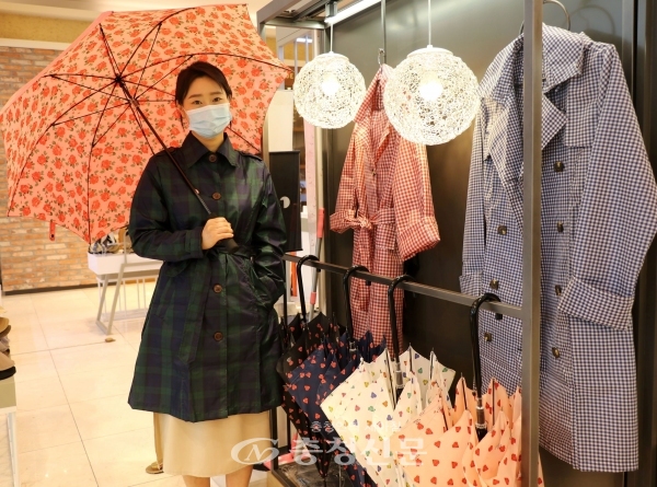롯데백화점 대전점 직원이 1층 패션잡화 편집샵 자파즈 매장에서 장마철 유용한 아이템인 레인코트를 선보이고 있다. (사진=롯데쇼핑 제공)