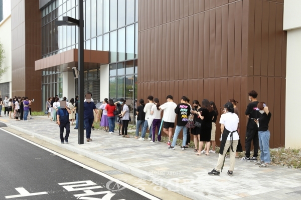 24일 대전 유성구 용산동 현대프리미엄아울렛 대전점 입구에서 고객들이 줄을 서서 오픈을 기다리고 있다. (사진=최홍석 기자)