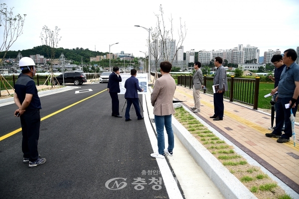 이상천 제천시장(왼쪽 두번째)이 도시계획도로 현장을 찾아 관계자로부터 설명을 듣고 있다. (사진=제천시 제공)