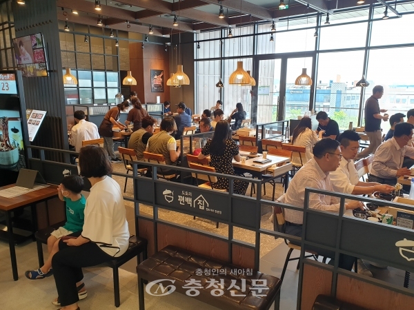 26일 대전 유성구 용산동 현대프리미엄아울렛 대전점을 찾은 고객들이 푸드코너에서 식사를 하고있다. (사진=최홍석 기자)