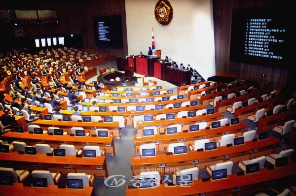 국회 본회의장에서 29일 미래통합당 의원들이 불참한 가운데 제379회국회(임시회) 제6차 본회의가 열리고 있다. (사진=최병준 기자)